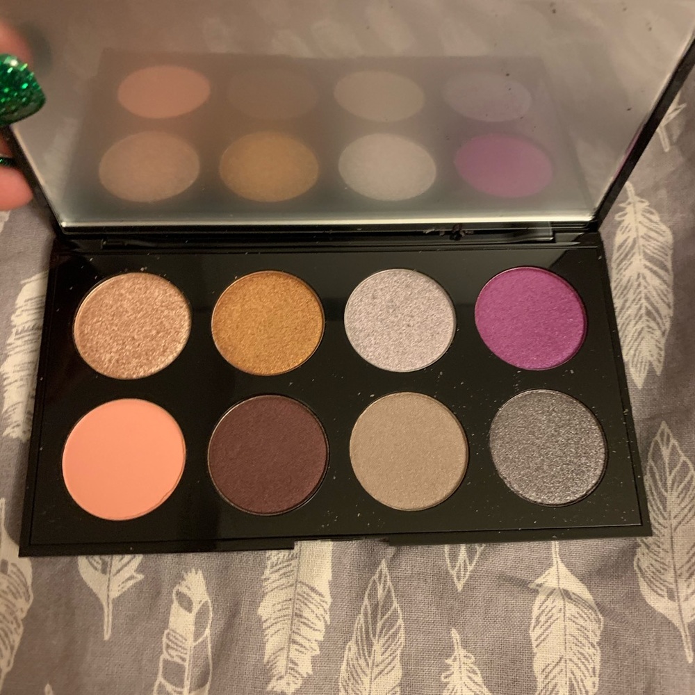 ⭐️5 for $25⭐️That’s So Betty Eyeshadow Palette
